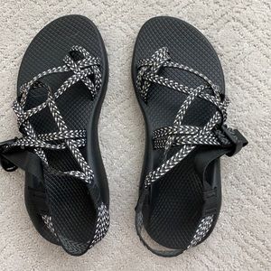 Chacos NEW Black and White 2 Strap